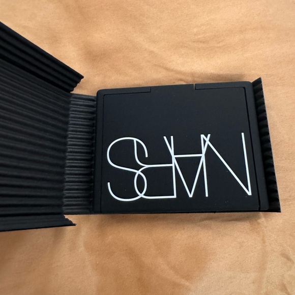 Brand New In Box Nars Duo Blush & Contour - Picture 2 of 3